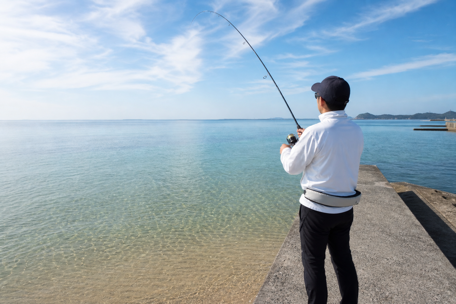 夏の堤防でちょい投げ釣りを楽しむ様子