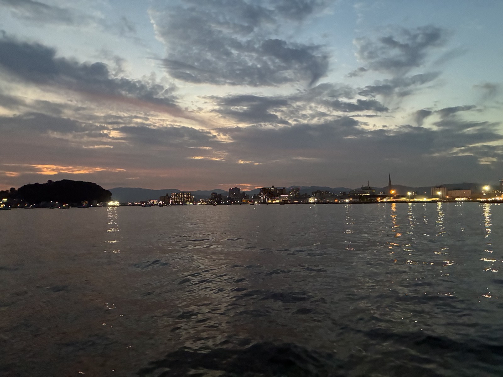 夕暮れの広島港と宇品の街明かり（海上から撮影）