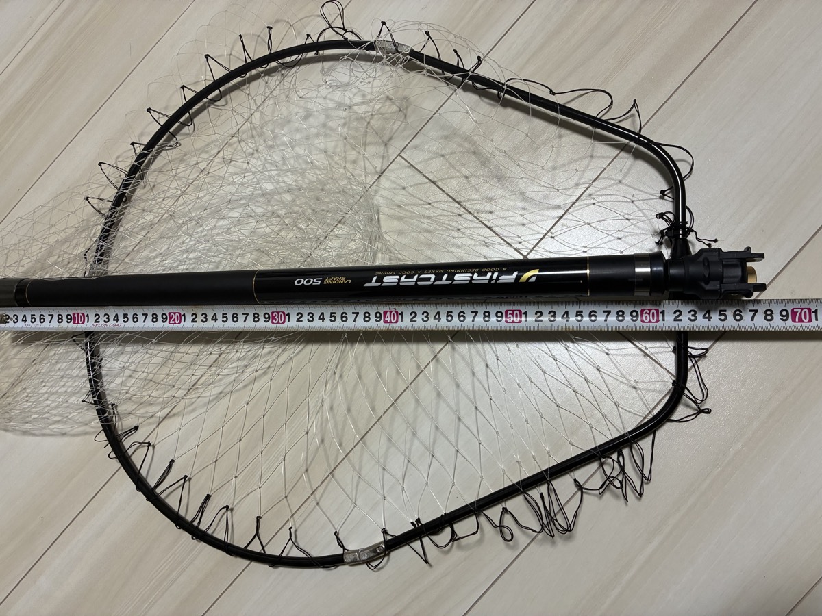 メジャークラフト ファーストキャスト ランディングシャフトセット LSFC-500を縮めてメジャーで実測している様子。シャフトには500の表記、枠には糸網が張られている