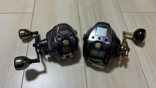 ダイワ シーボーグ 100JL（左）とシーボーグ G300J（右）を並べた俯瞰写真。ボディサイズとハンドルの違いが分かる